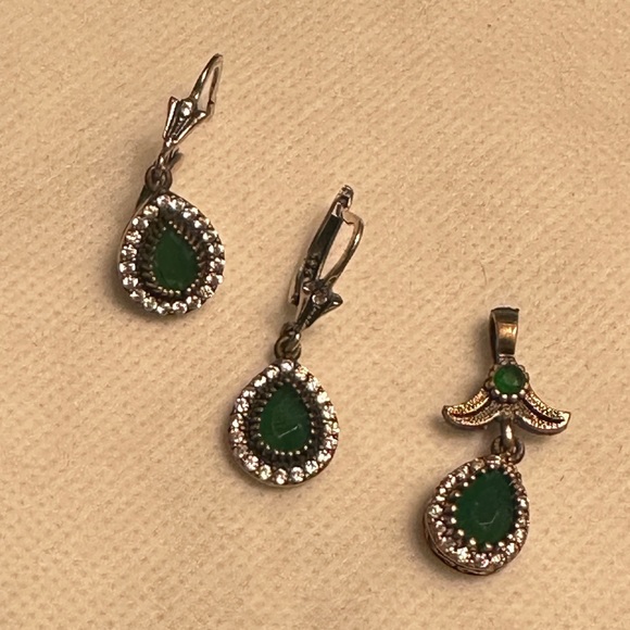 GORGEOUS Emerald Sterling Silver Earrings & Pendant Set - Picture 7 of 7